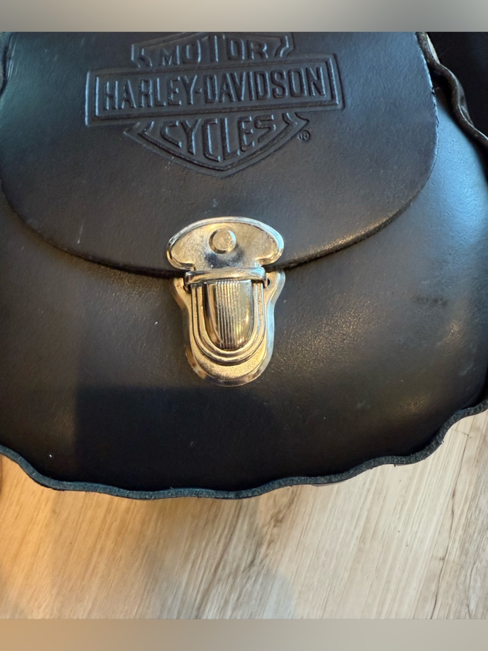 Harley-Davidson Black Leather Saddle Crossbody Purse - Picture 3 of 6